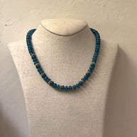 COLLAR BOLITAS PIEDRAS NATURALES AZUL.