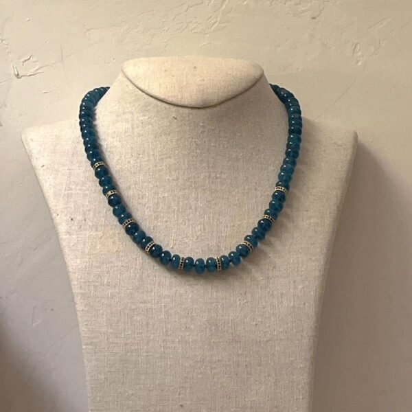 COLLAR BOLITAS PIEDRAS NATURALES AZUL.