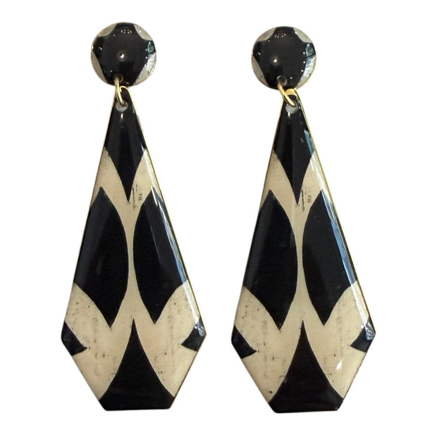 PENDIENTES PIRÁMIDE PEQUEÑA BLANCO Y NEGRO