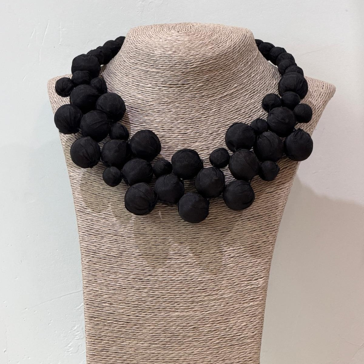 COLLAR SEDA CHEFREN NEGRO