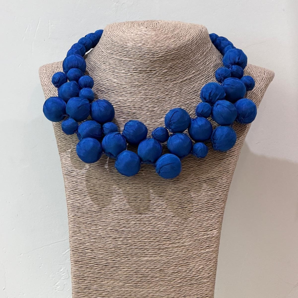 COLLAR SEDA CHEFREN AZULÓN