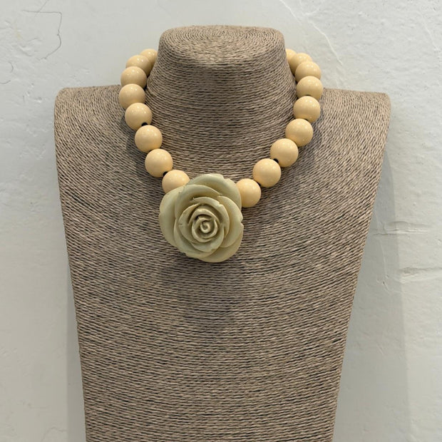 COLLAR CORTO CAMELIA MARFIL