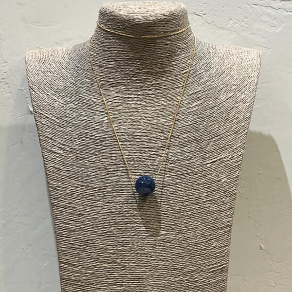 COLLAR CADENA FINA Y BOLA PIEDRA AZUL MARINO