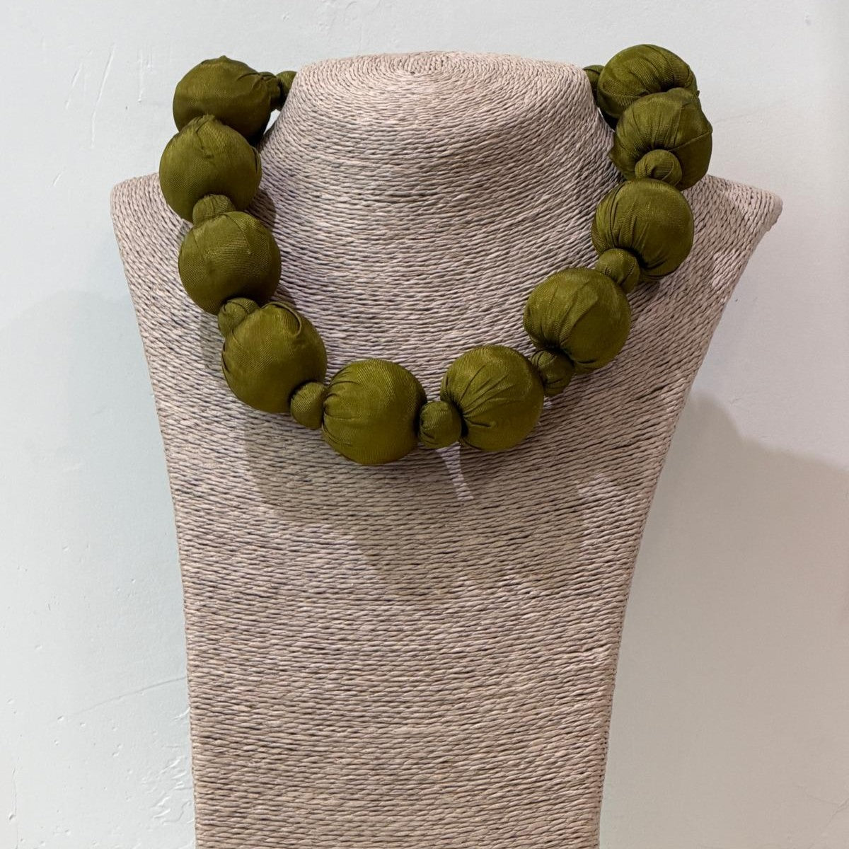 COLLAR SEDA LINH VERDE HOJA