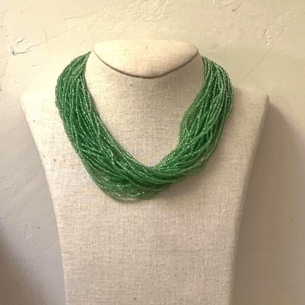 COLLAR PERLAS DE CRISTAL VERDE CLARO