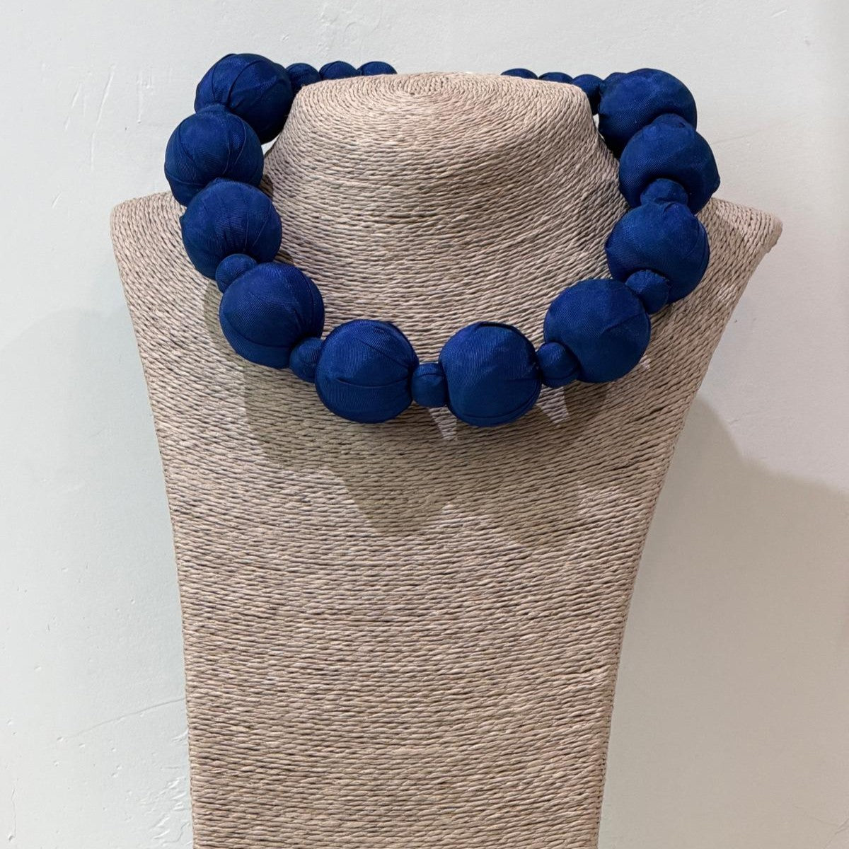 COLLAR SEDA LINH MARINO