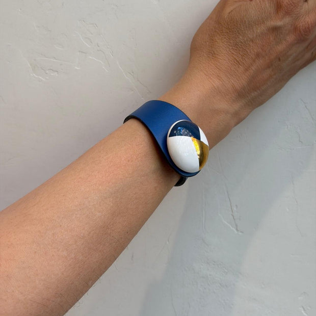 BRAZALETE CUERO Y CERÁMICA AZULÓN
