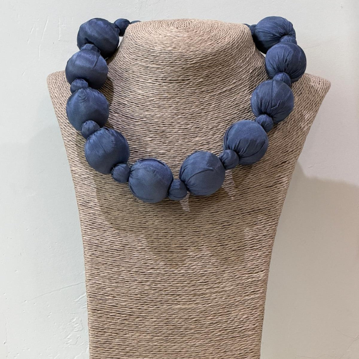 COLLAR SEDA LINH AZUL