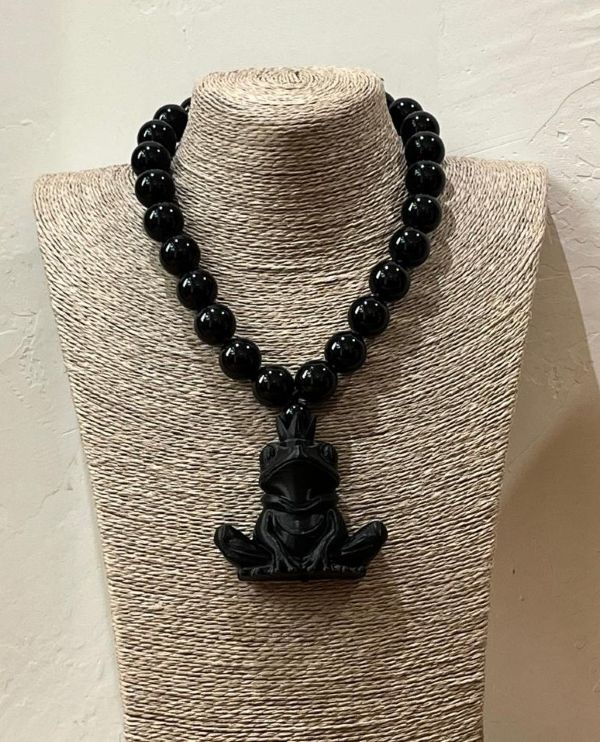 COLLAR CORTO RANA NEGRA