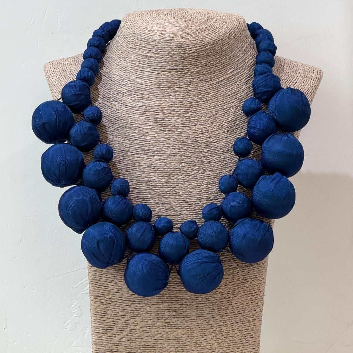 COLLAR SEDA CHEOPE MARINO