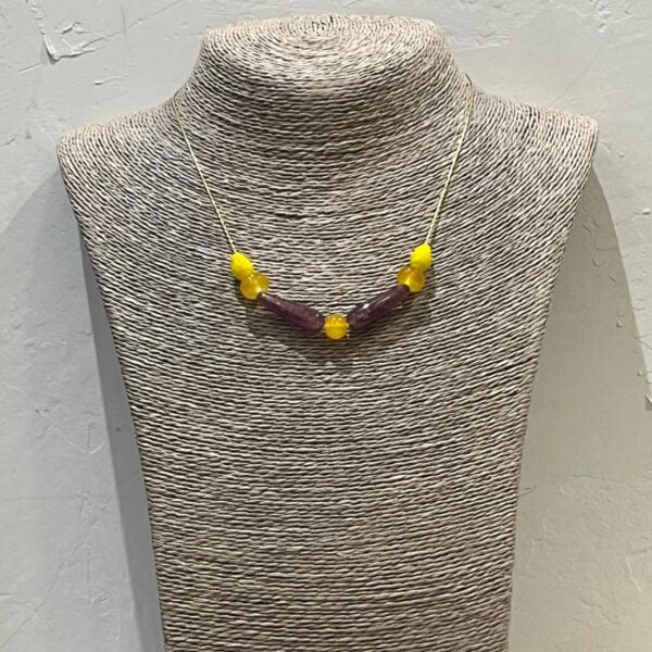 COLLAR PIEDRAS AMARILLAS Y MALVAS