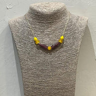 COLLAR PIEDRAS AMARILLAS Y MALVAS