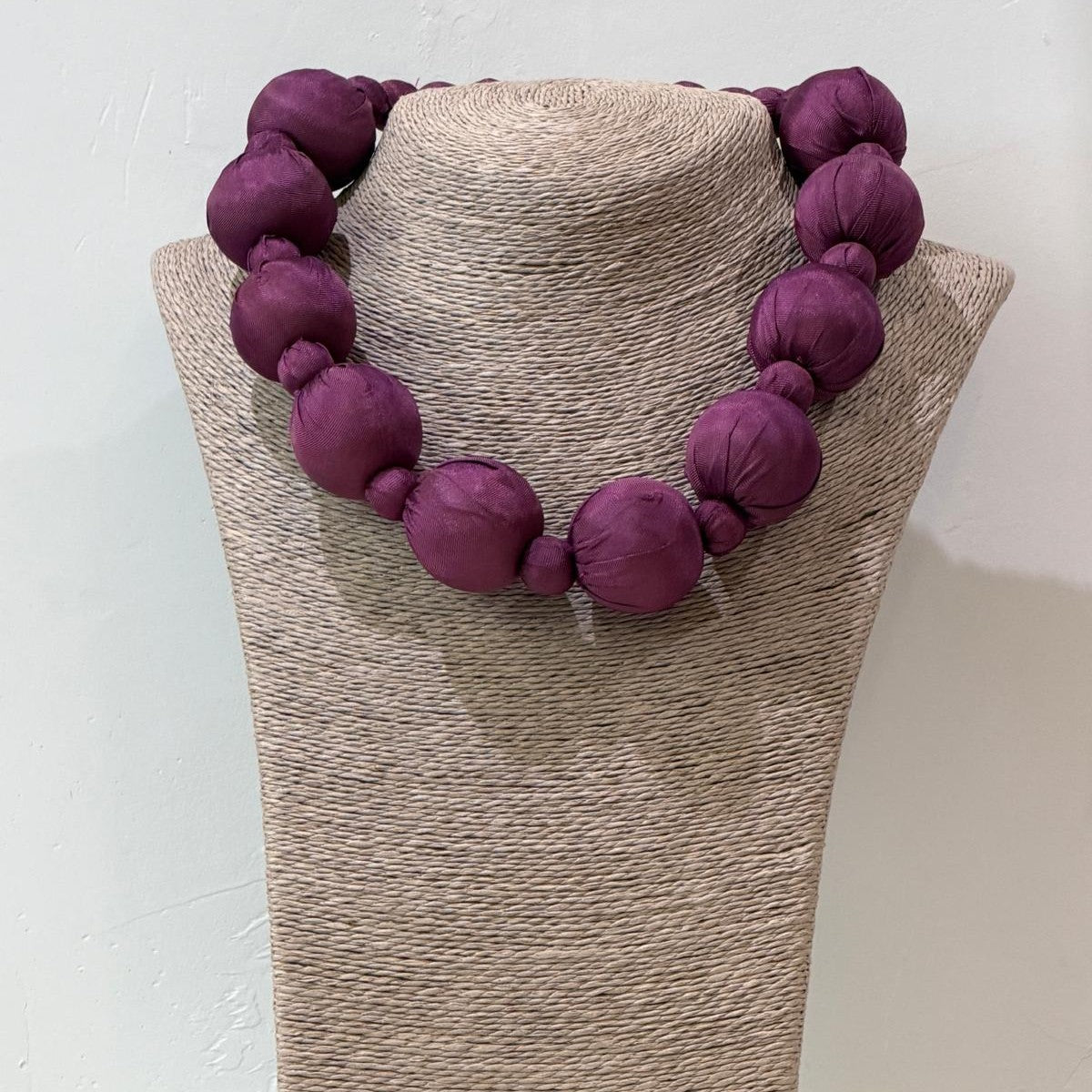 COLLAR SEDA LINH MORADO