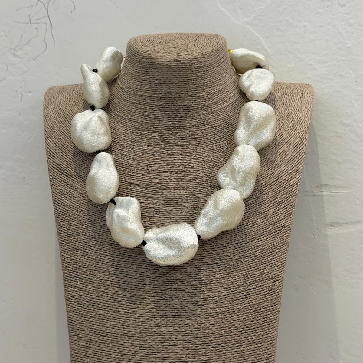 COLLAR PERLA RESINA BARROCA