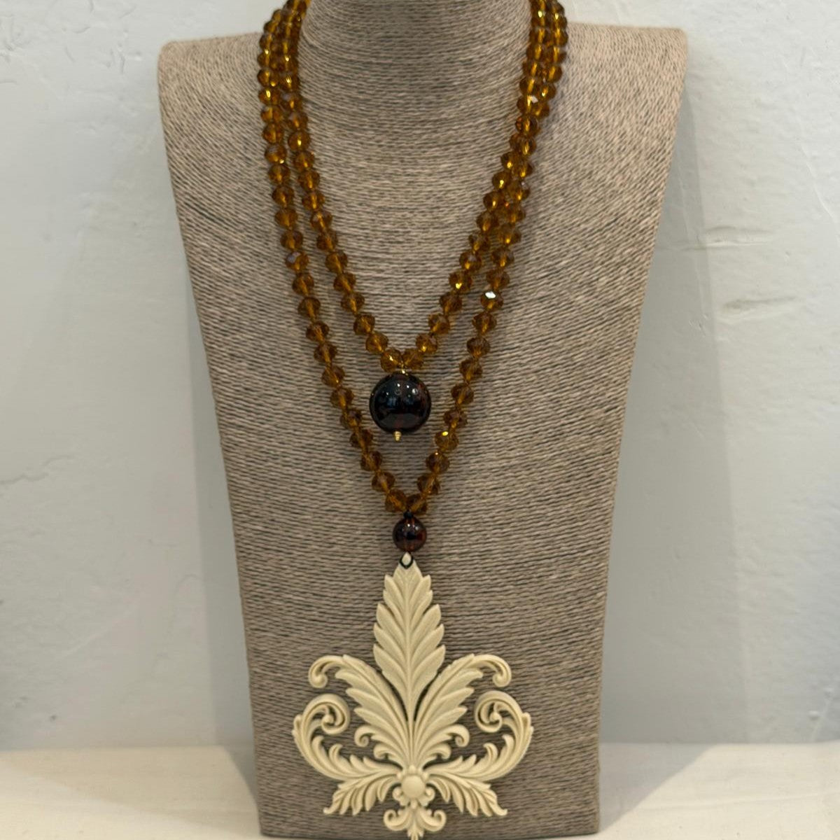 COLLAR FLOR DE LYS CARAMELO Y MARFIL