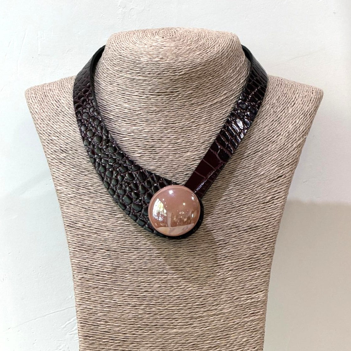 COLLAR COCODRILLO BURDEOS Y BOTÓN NACARADO ROSA