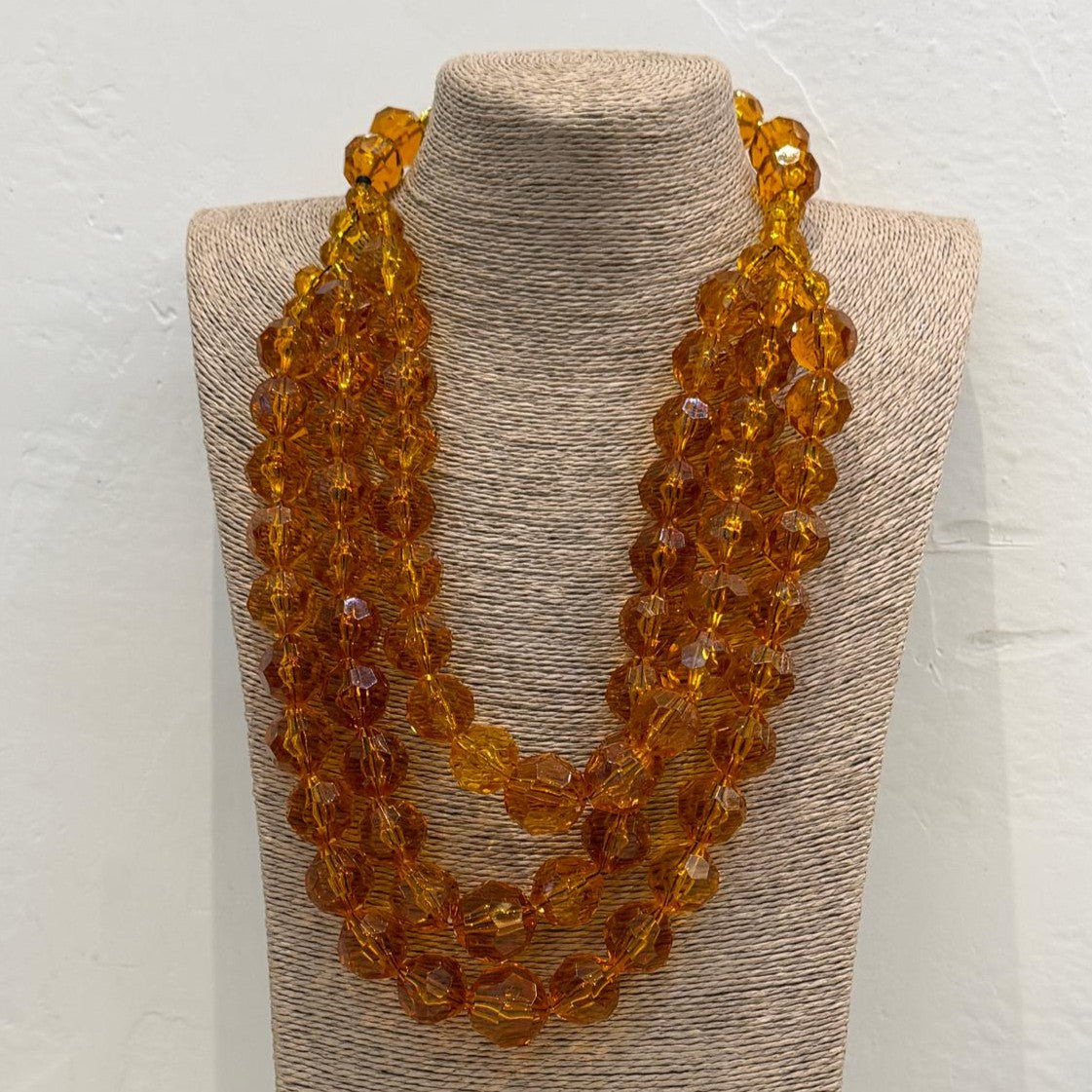 COLLAR FACETADO CARAMELO