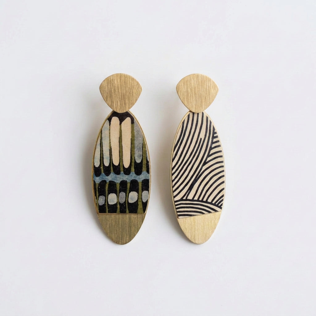 SMALL PYRAMID EARRINGS BLACK AND WHITE