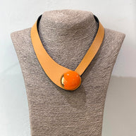 COLLAR MANDARINA BOTÓN ORO Y NARANJA