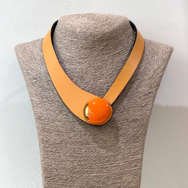COLLAR MANDARINA BOTÓN ORO Y NARANJA