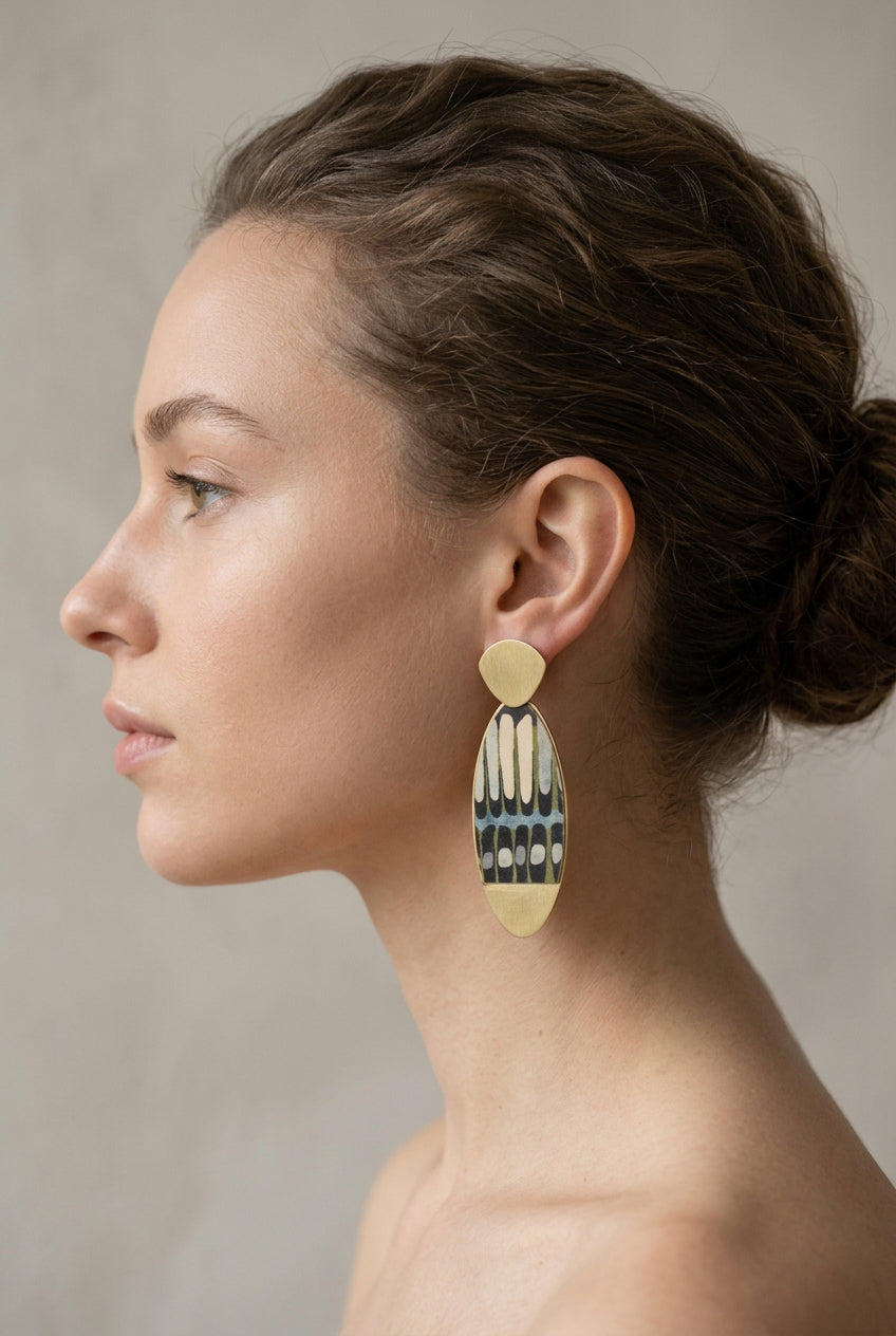 SMALL PYRAMID EARRINGS BLACK AND WHITE