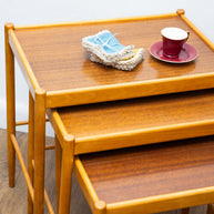 NESTING TABLES