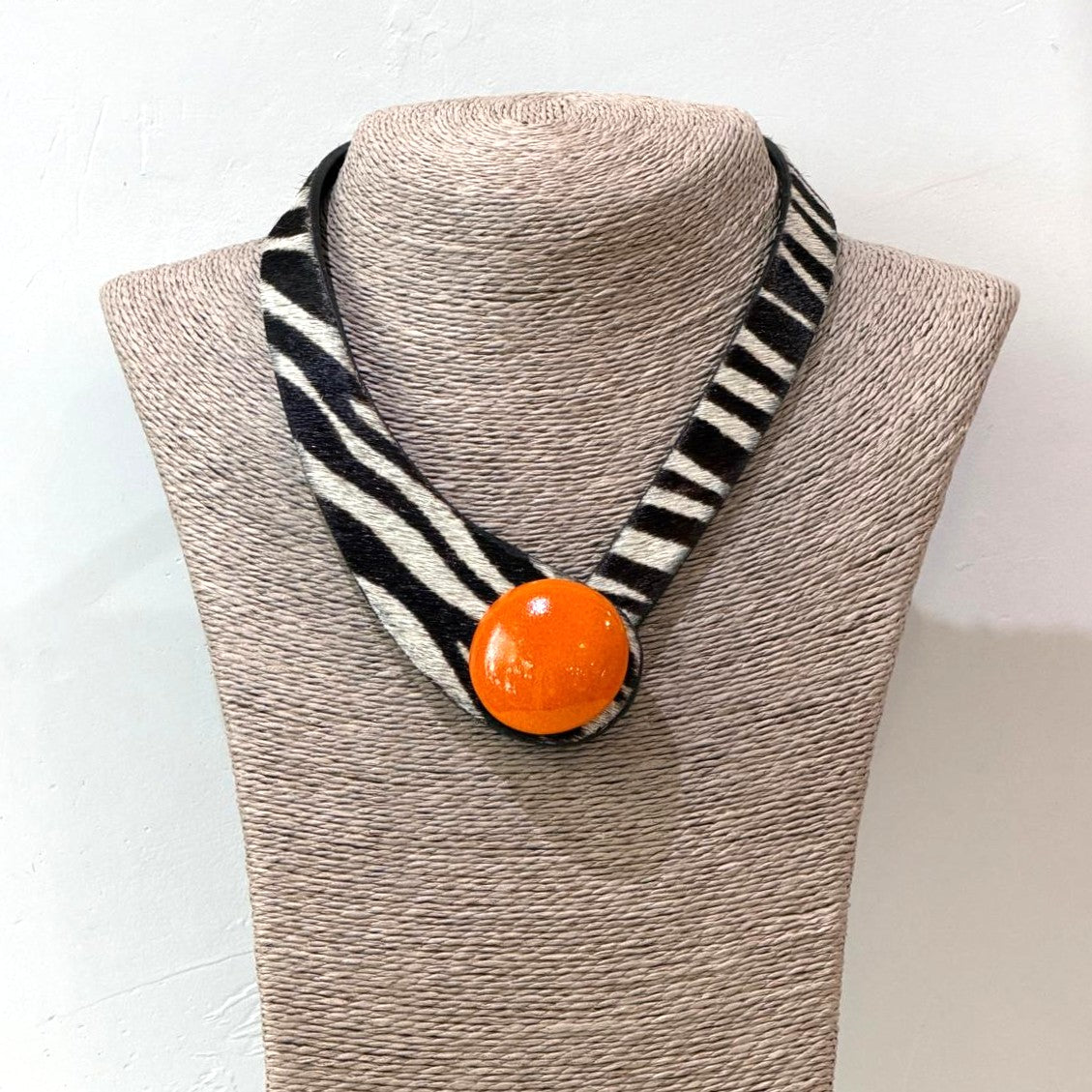 COLLAR CEBRA BOTÓN NARANJA
