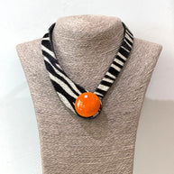 COLLAR CEBRA BOTÓN NARANJA