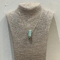COLLAR PIEDRA PIRAMIDAL VERDE CLARO