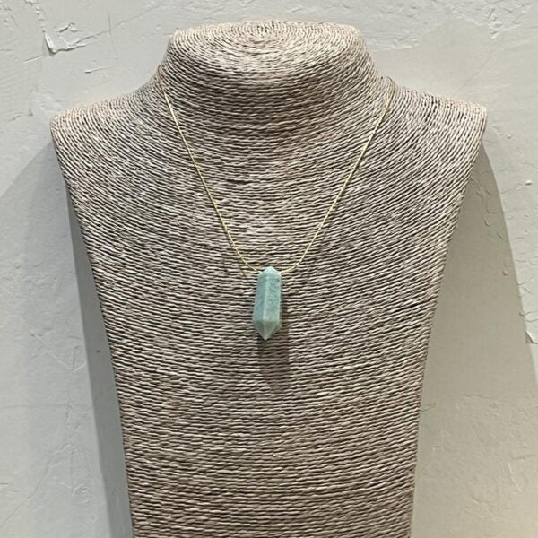 COLLAR PIEDRA PIRAMIDAL VERDE CLARO
