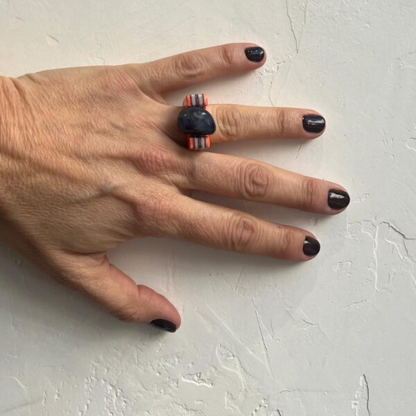 ANILLO ROSA Y PIEDRA NEGRA