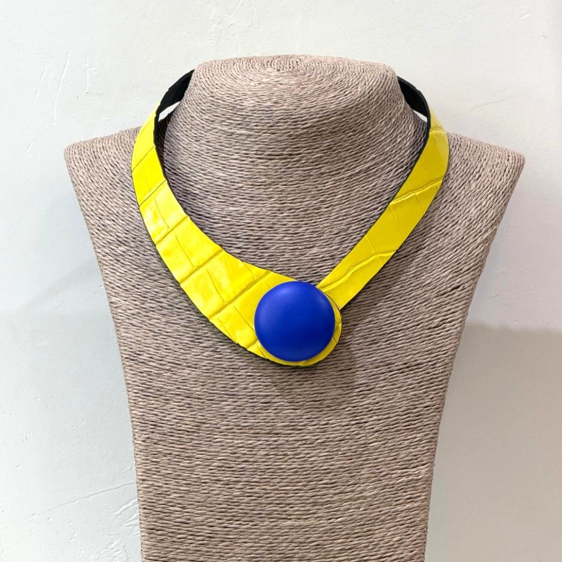 COLLAR COCODRILO AMARILLO BOTÓN MATE AZUL