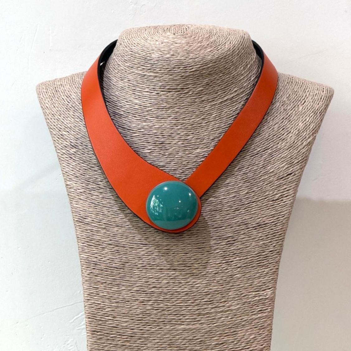 COLLAR NARANJA BOTÓN AZUL TURQUESA