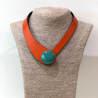 COLLAR NARANJA BOTÓN AZUL TURQUESA