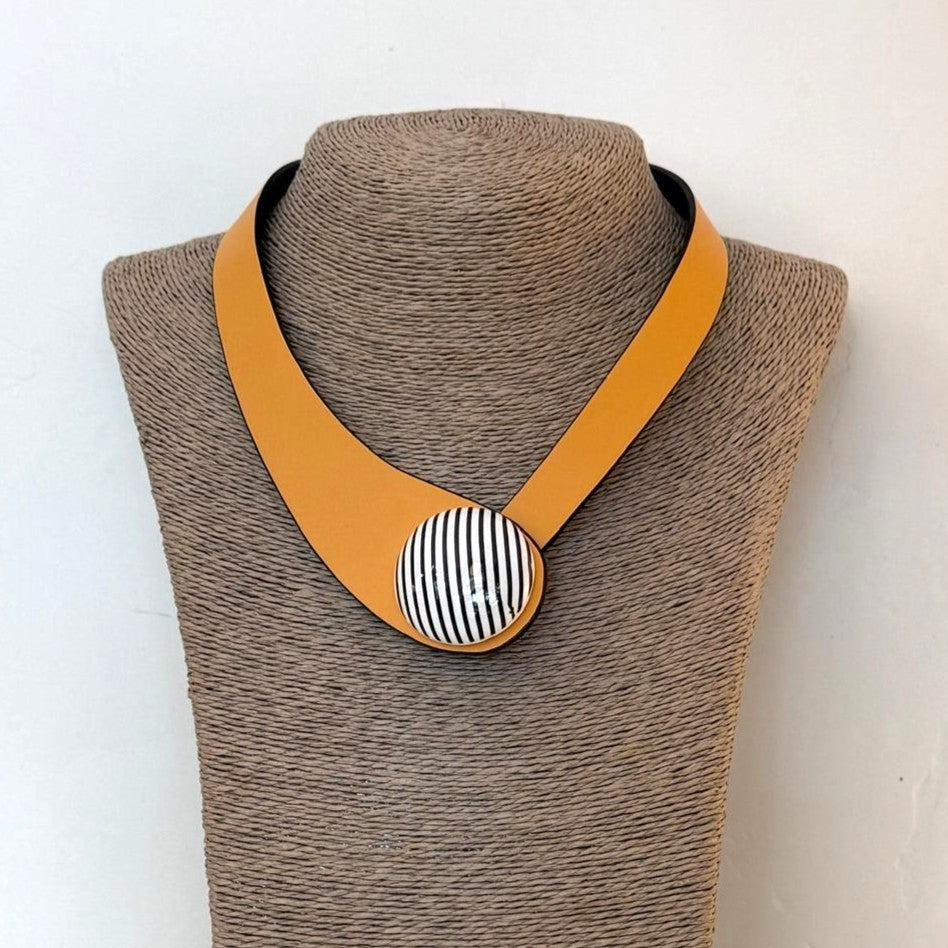 COLLAR CUERO Y CERÁMICA MANDARINA