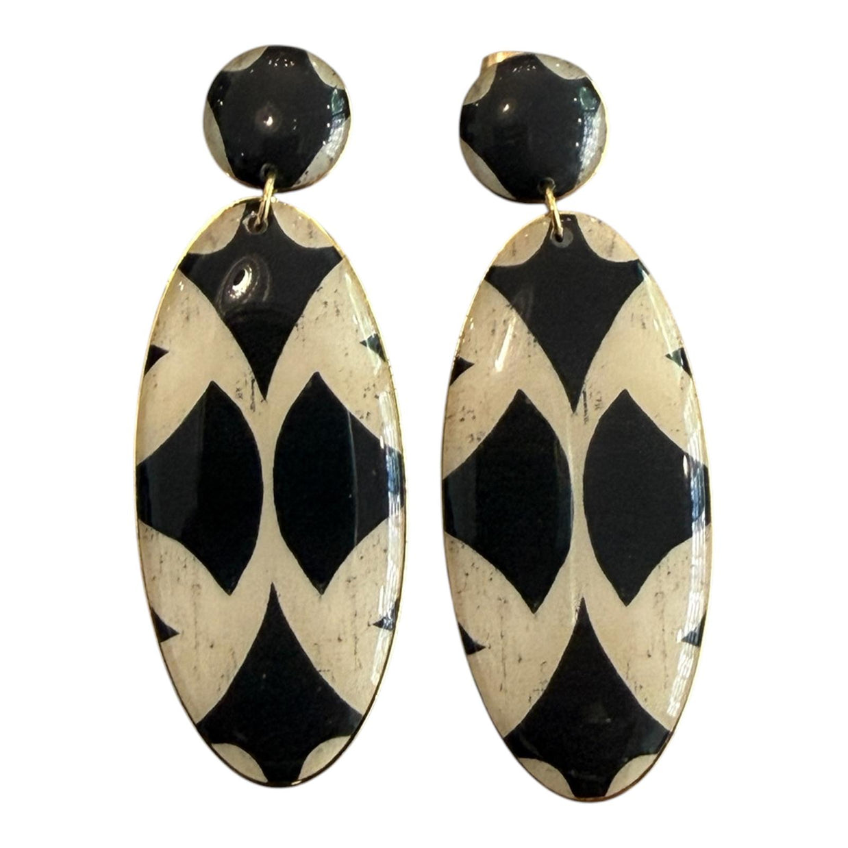 SMALL PYRAMID EARRINGS BLACK AND WHITE