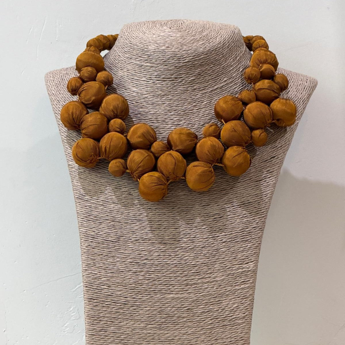 COLLAR SEDA CHEFREN MOSTAZA