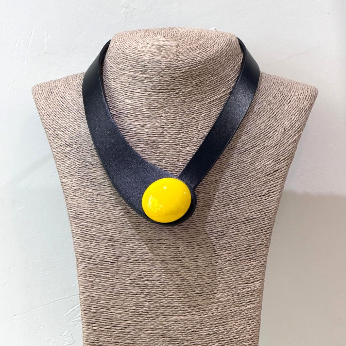 COLLAR NEGRO Y BOTÓN AMARILLO