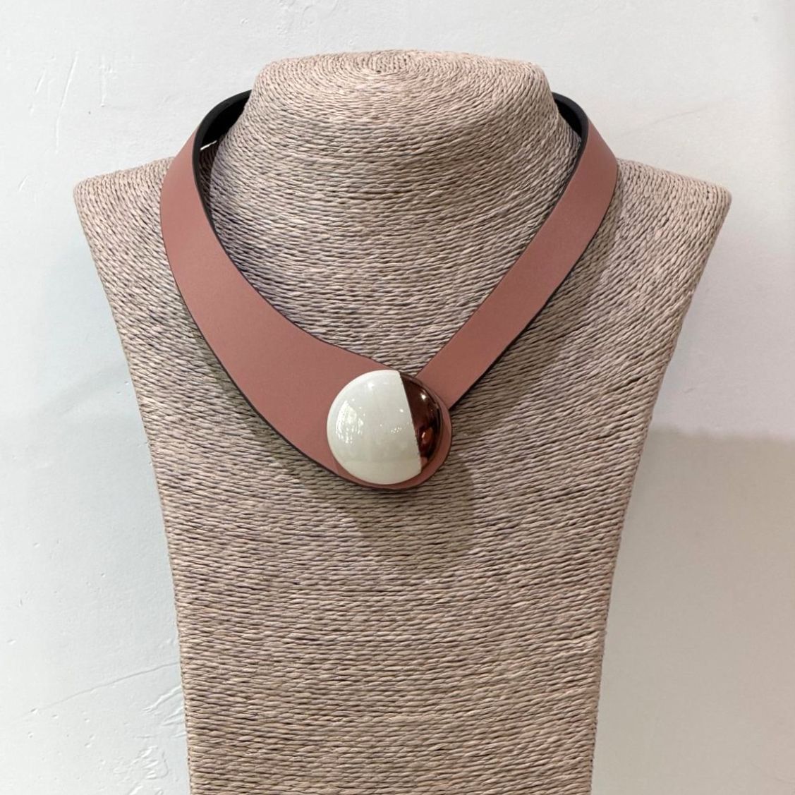 COLLAR NUDE Y BOTÓN CREMA Y COBRE