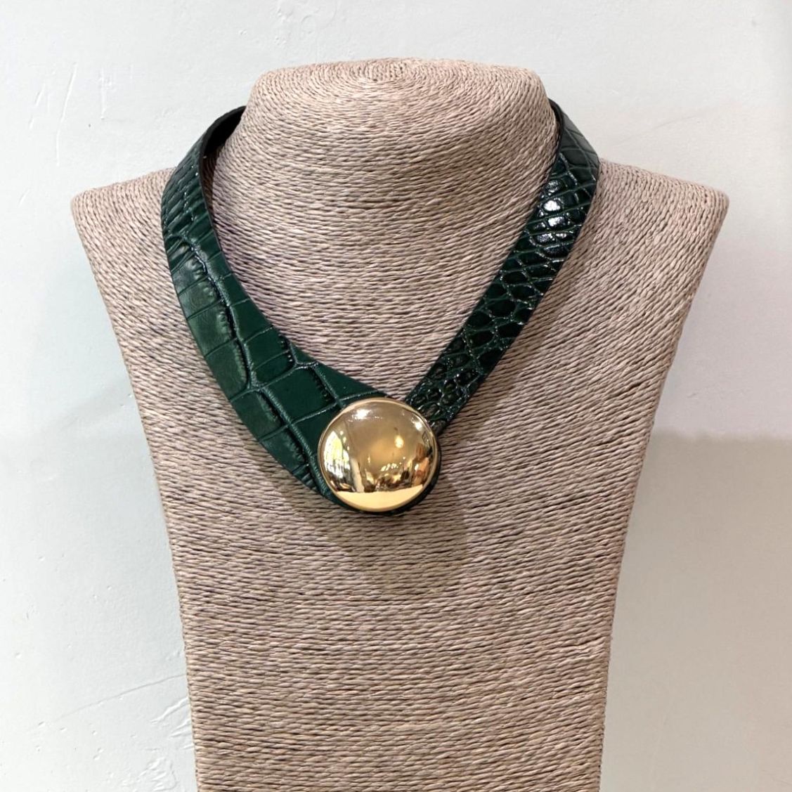 COLLAR COCODRILO VERDE BOTELLA Y BOTÓN DORADO