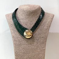 COLLAR COCODRILO VERDE BOTELLA Y BOTÓN DORADO