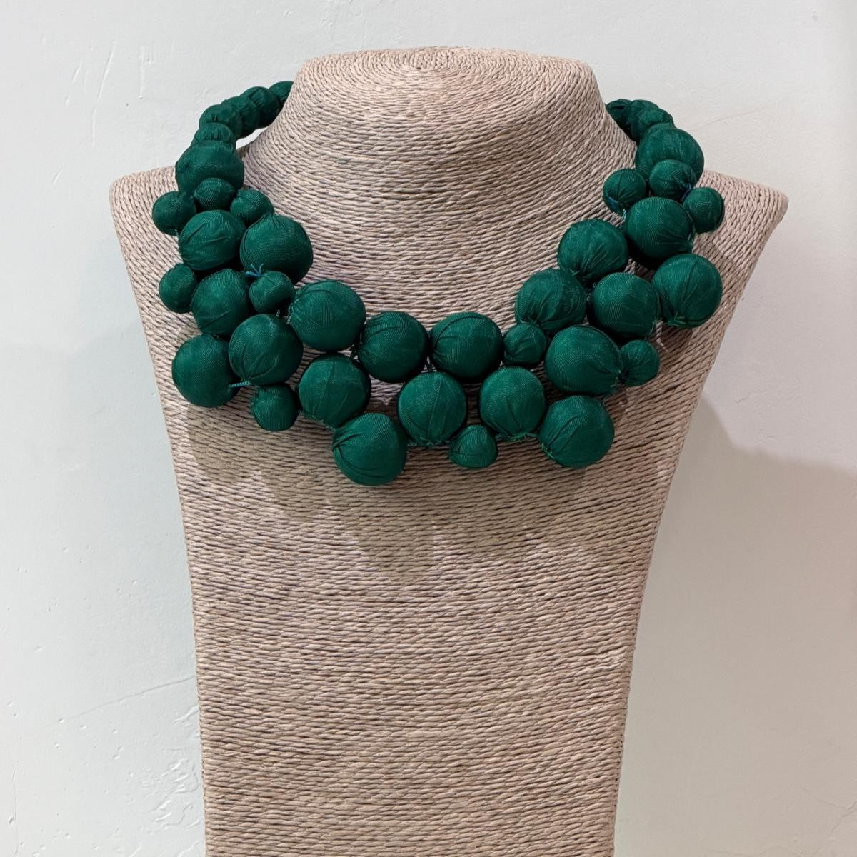 COLLAR SEDA CHEFREN ESMERALDA