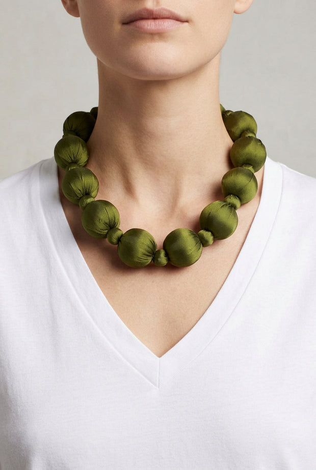 COLLAR SEDA LINH VERDE HOJA