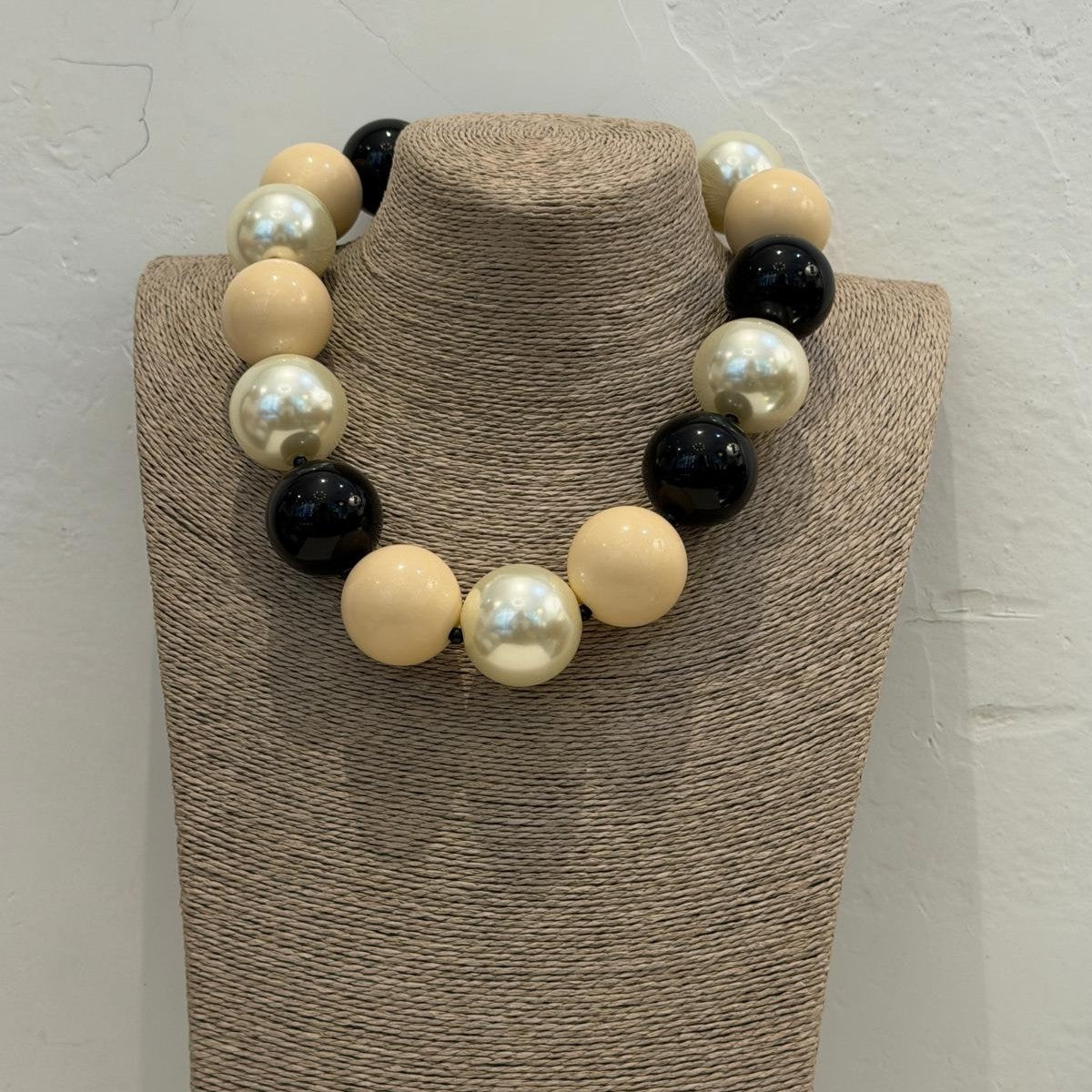 COLLAR CARIOCA NEGRO Y PERLA