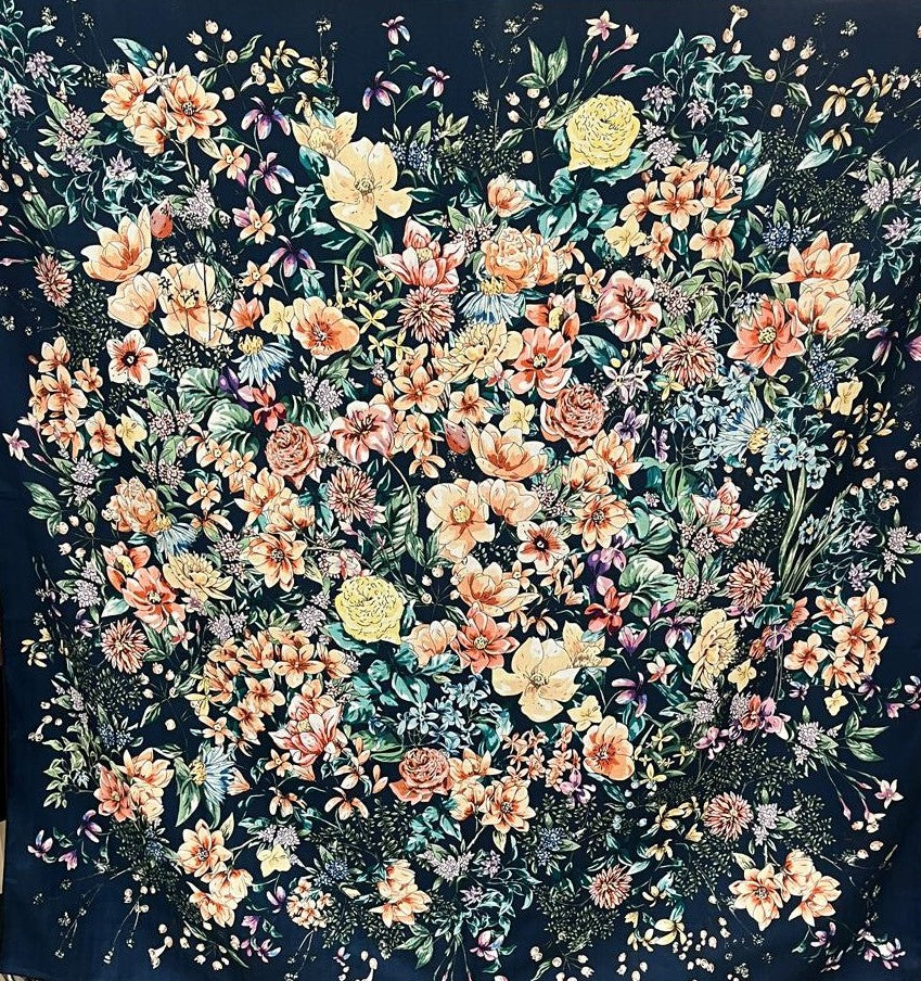 PAÑUELO CUADRADO 70x70 FLORES FONDO NEGRO