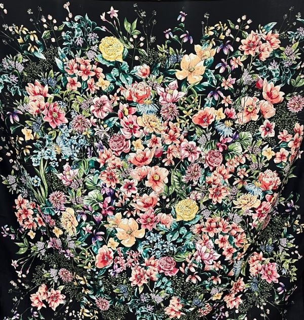 PAÑUELO CUADRADO 70x70 FLORES FONDO NEGRO