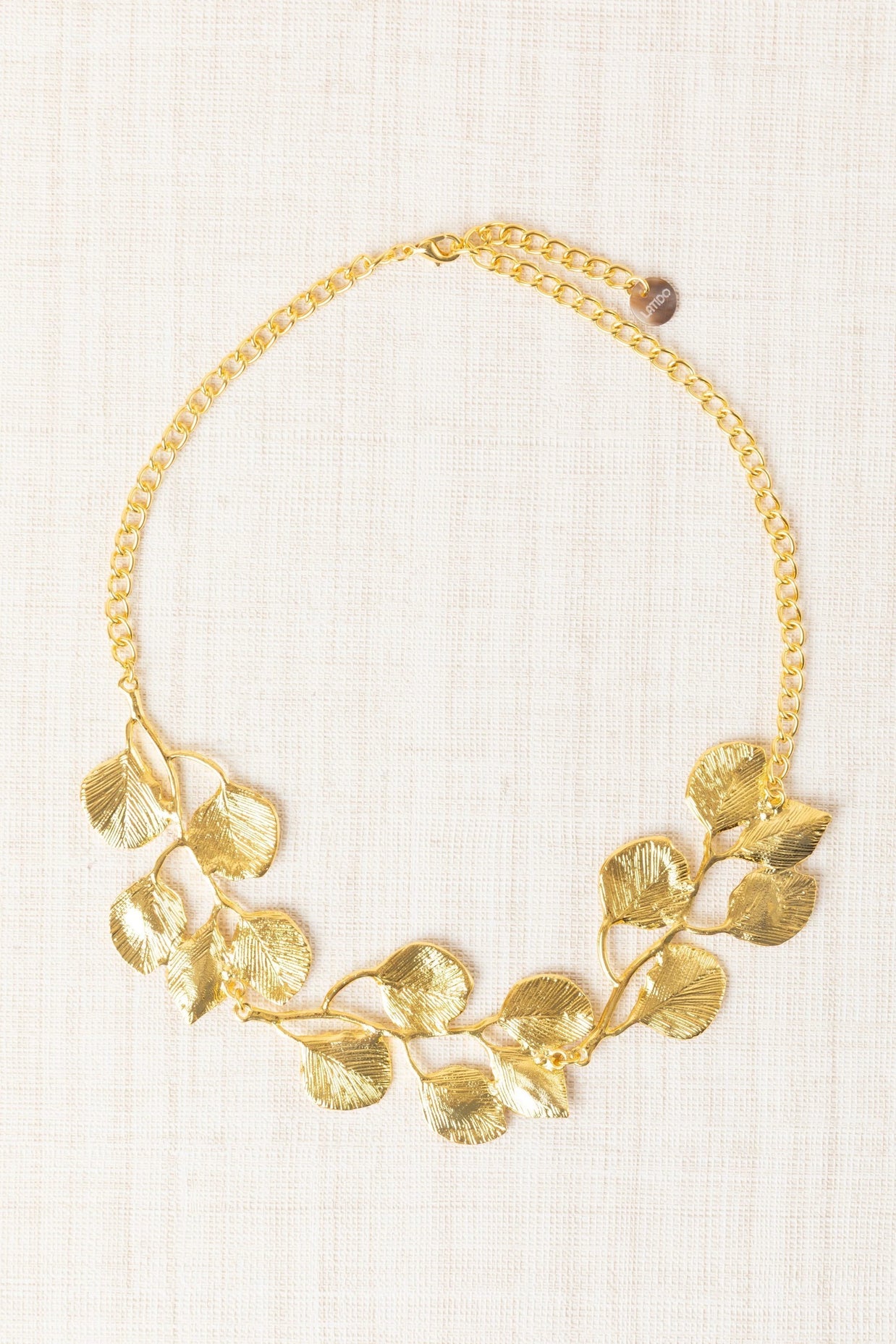 SHORT GOLD-TONE METAL FLOWER NECKLACE