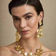 SHORT GOLD-TONE METAL FLOWER NECKLACE