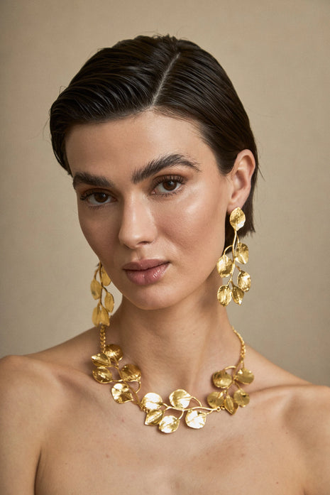 COLLAR CORTO FLORES METAL PLATEADO