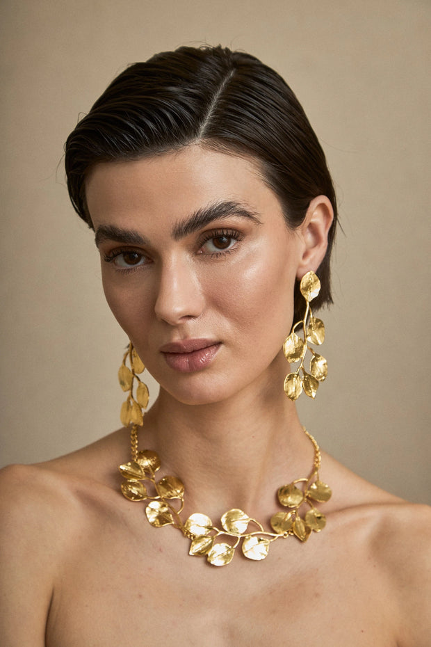COLLAR CORTO FLORES METAL DORADO